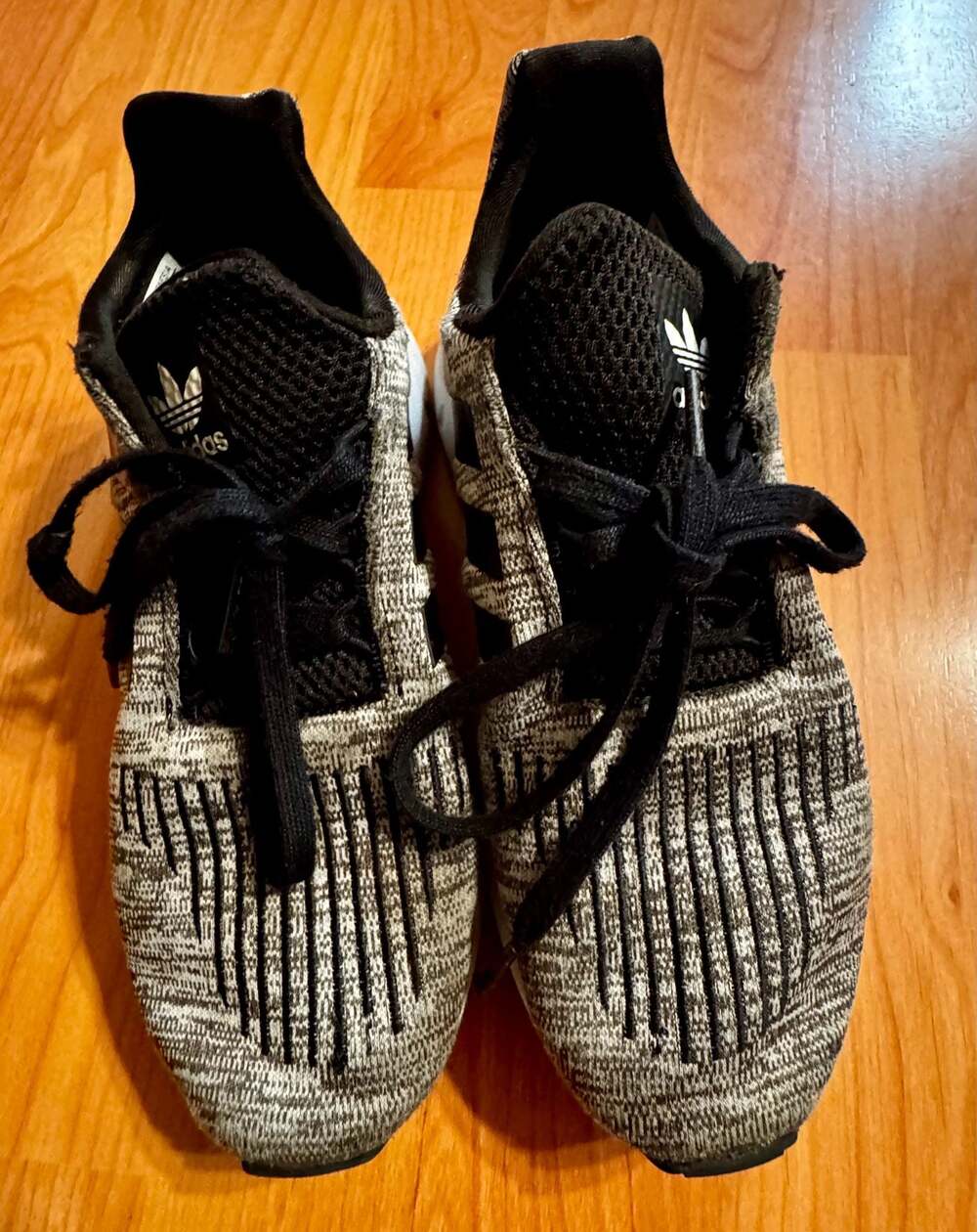 Size 2 Adidas Originals Swift Run 1.0 Knit Casual Sneakers
